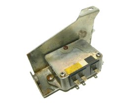 (Bild für) Spannungsregler 3 pins GGM PIAGGIO m. Halter Vespa V50, PX lusso o. Batterie